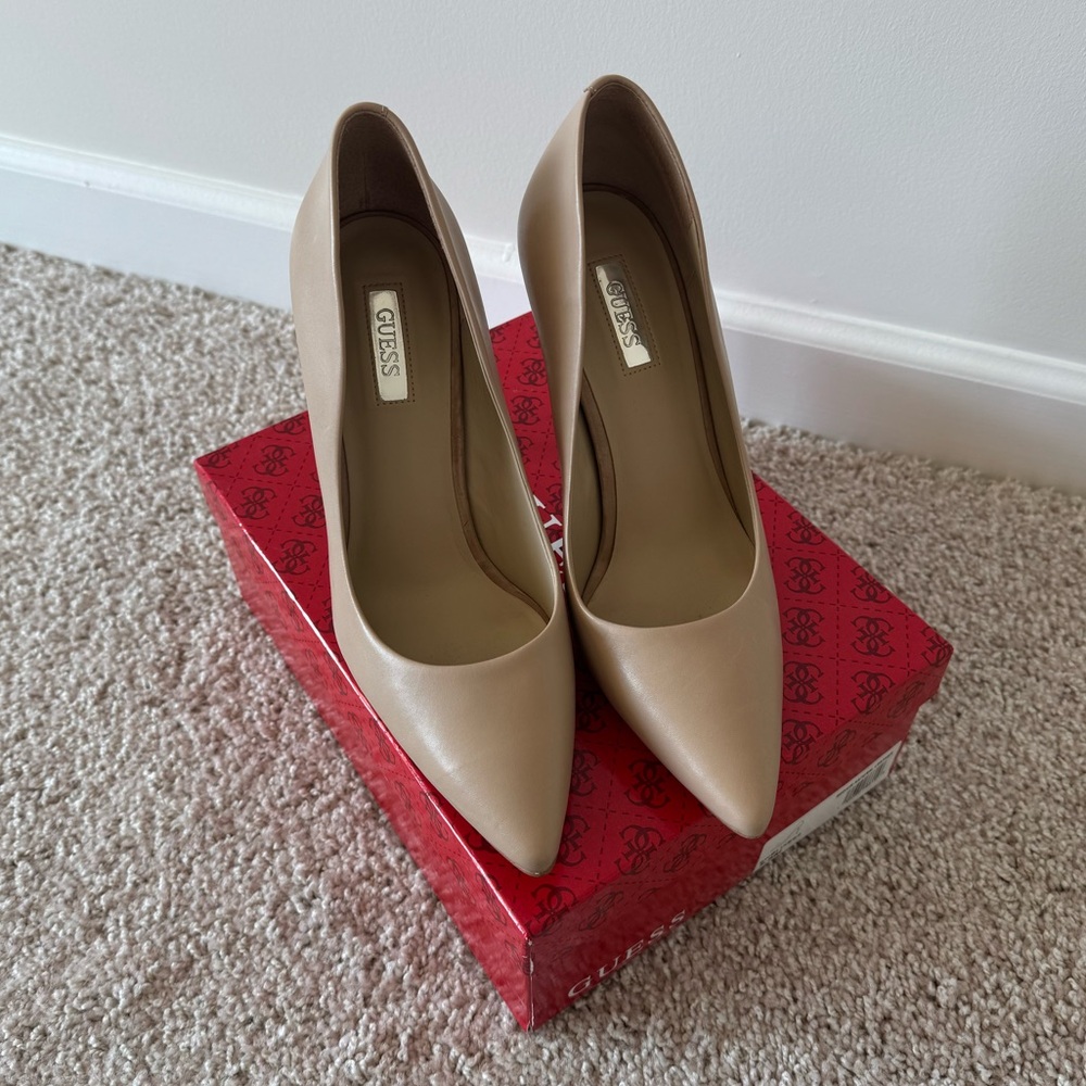 GUESS | Tan closed toe pumps